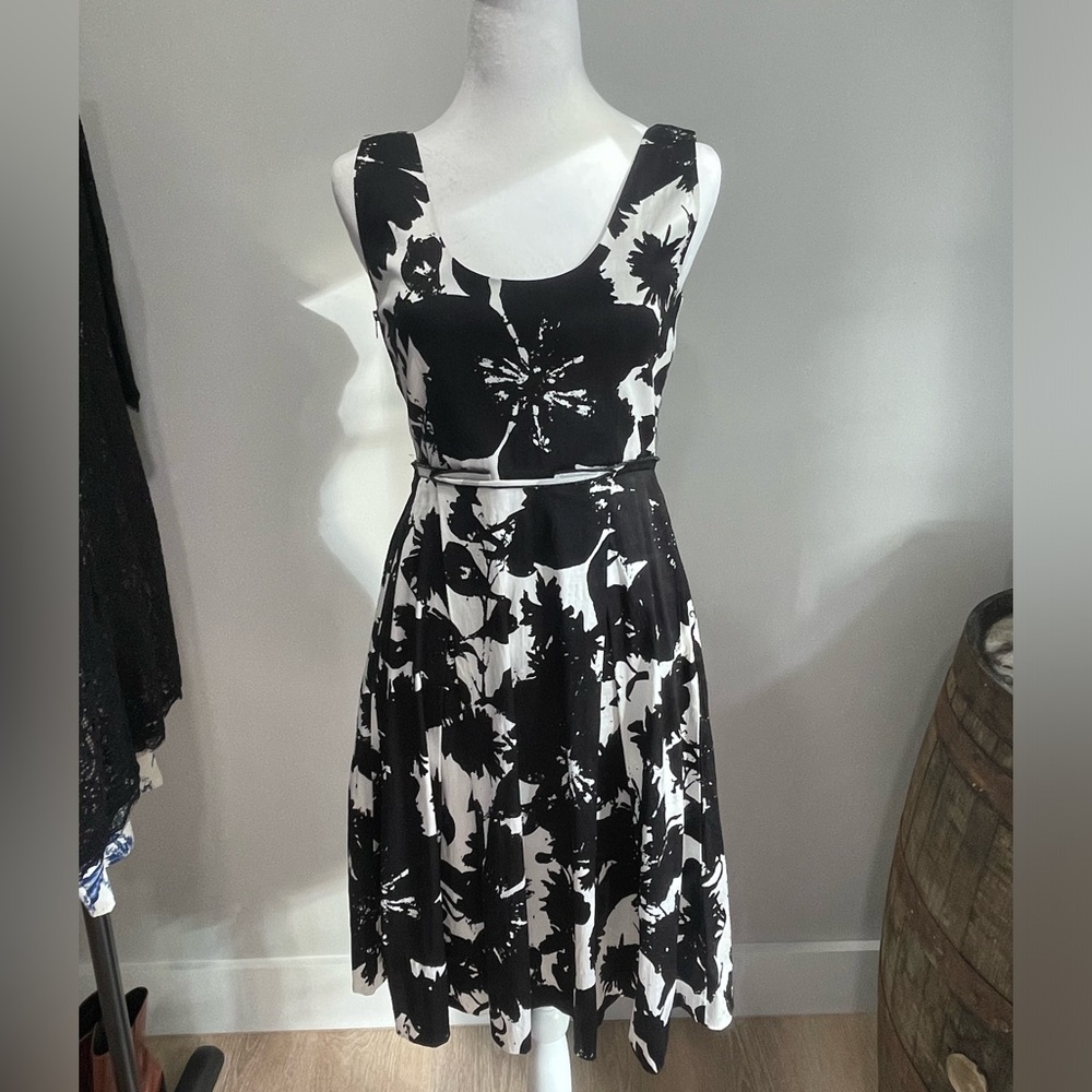 Ann Taylor Dress in black and white sleeveless A-line waist size 2 bold artistic